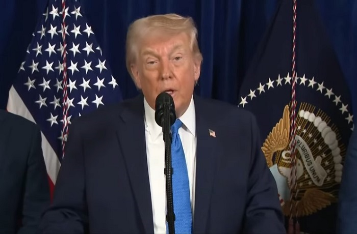 Presiden AS Donald Trump berbicara kepada awak media di pesawat Air Force One, menyinggung kemungkinan operasi militer terhadap negara tetangga Venezuela.