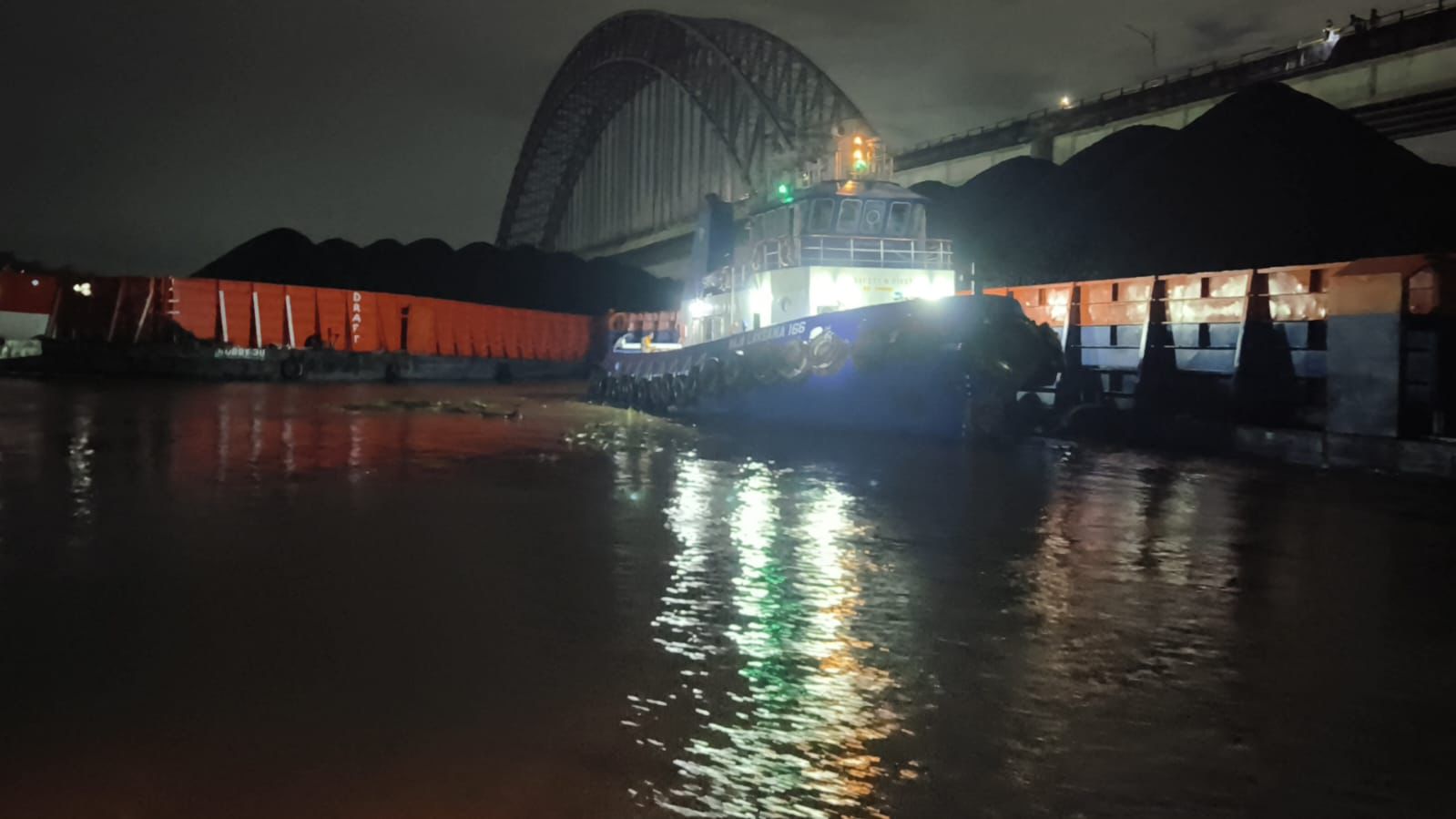 Dua kapal tongkang bermuatan batu bara yang menabrak rumah warga dan kaki Jembatan Mahakam Ulu. (DOK/KP)