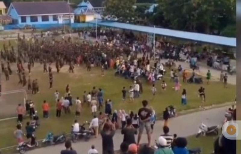 Suasana ricuh usai laga persahabatan sepak bola antara tim internal TNI dan Brimob di Lapangan Lakarada, Kecamatan Batauga, Kabupaten Buton Selatan, Sulawesi Tenggara, Minggu (4/1/2026). (Foto ist)