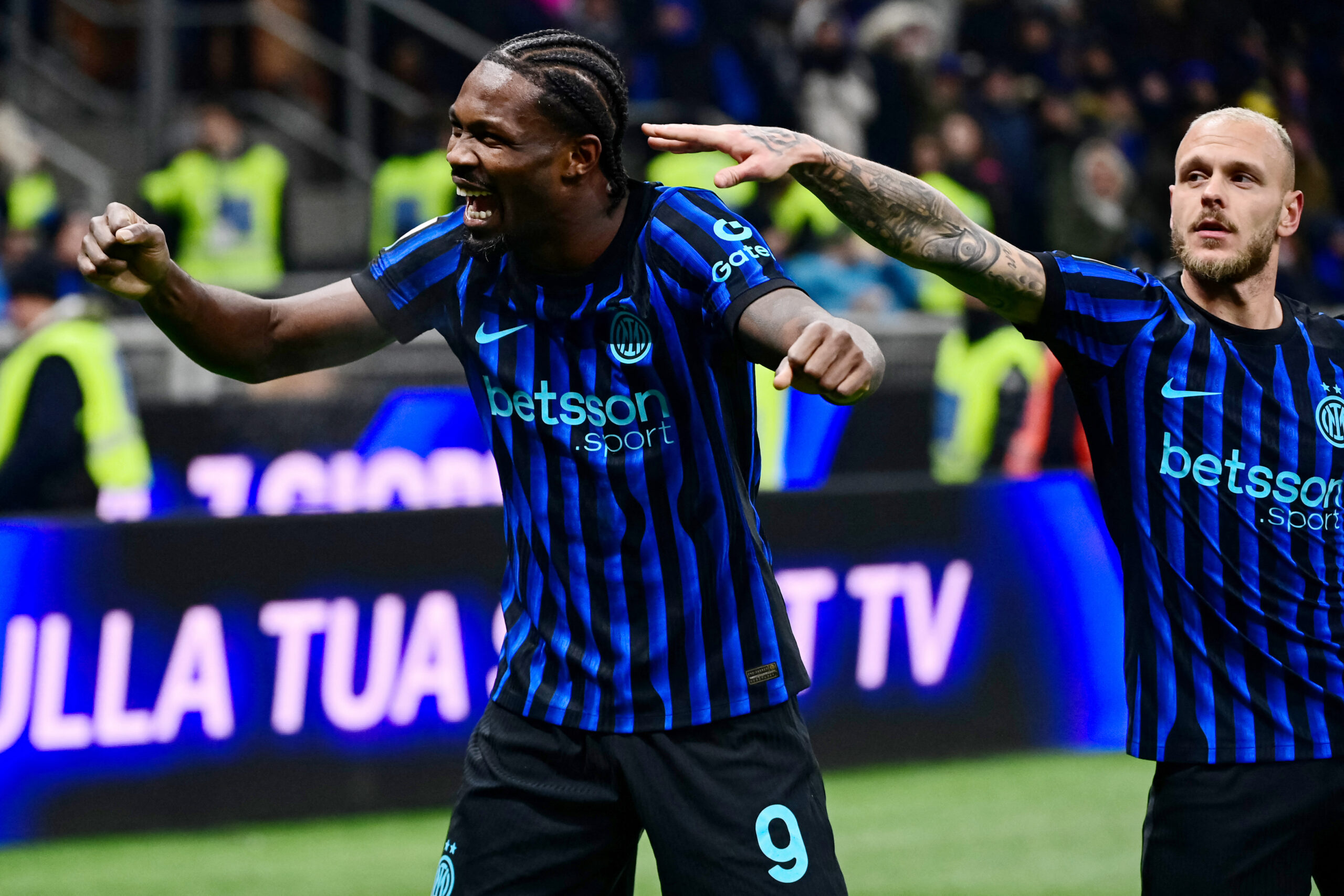 Penyerang Marcus Thuram (kiri) berselebrasi usai mencetak gol dalam kemenangan 3-1 Inter atas Bologna.