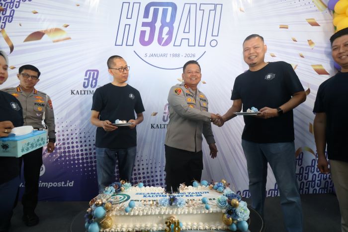 Kapolda Kaltim Irjen Pol Endar Priantoro (tengah) berkunjung ke Gedung Biru Kaltim Post di Balikpapan Utara, Senin (5/1/2026), dalam rangka silaturahmi sekaligus menyampaikan ucapan HUT ke-38 Kaltim P