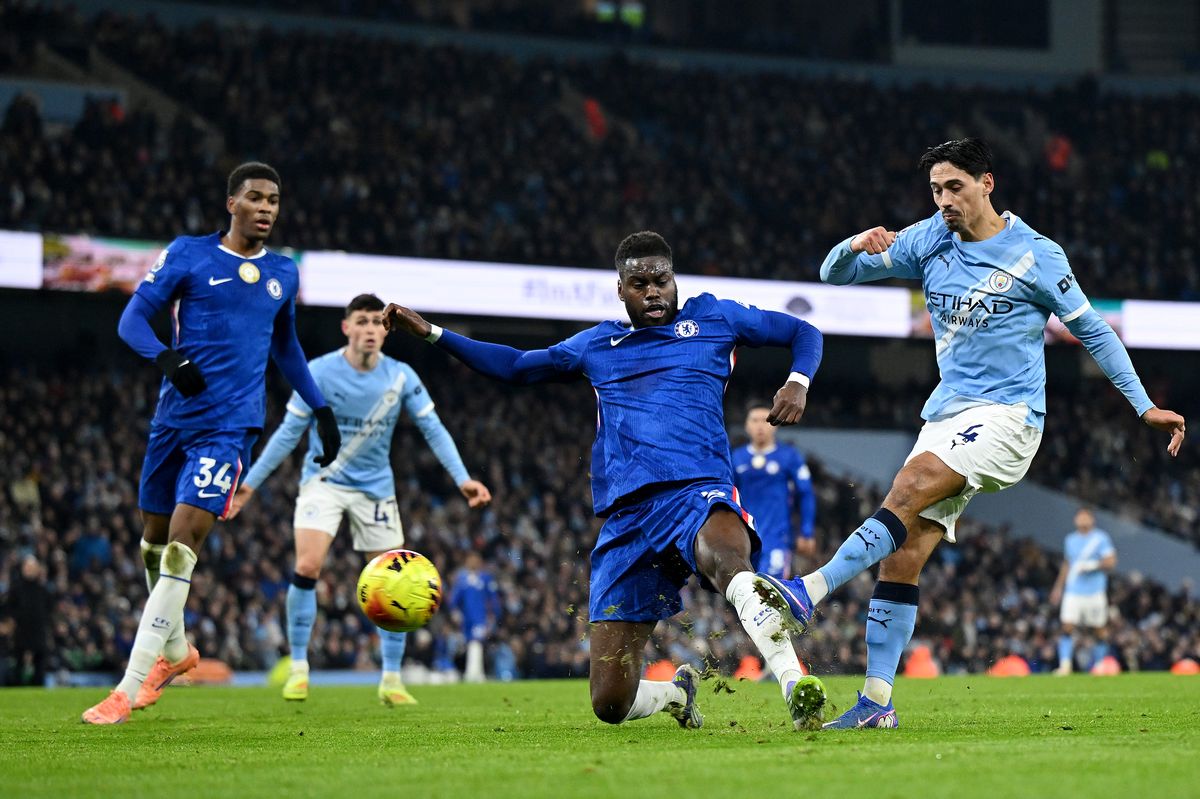 Man City gagal pangkas jarak dengan Arsenal setelah ditahan Chelsea dengan skor 1-1.