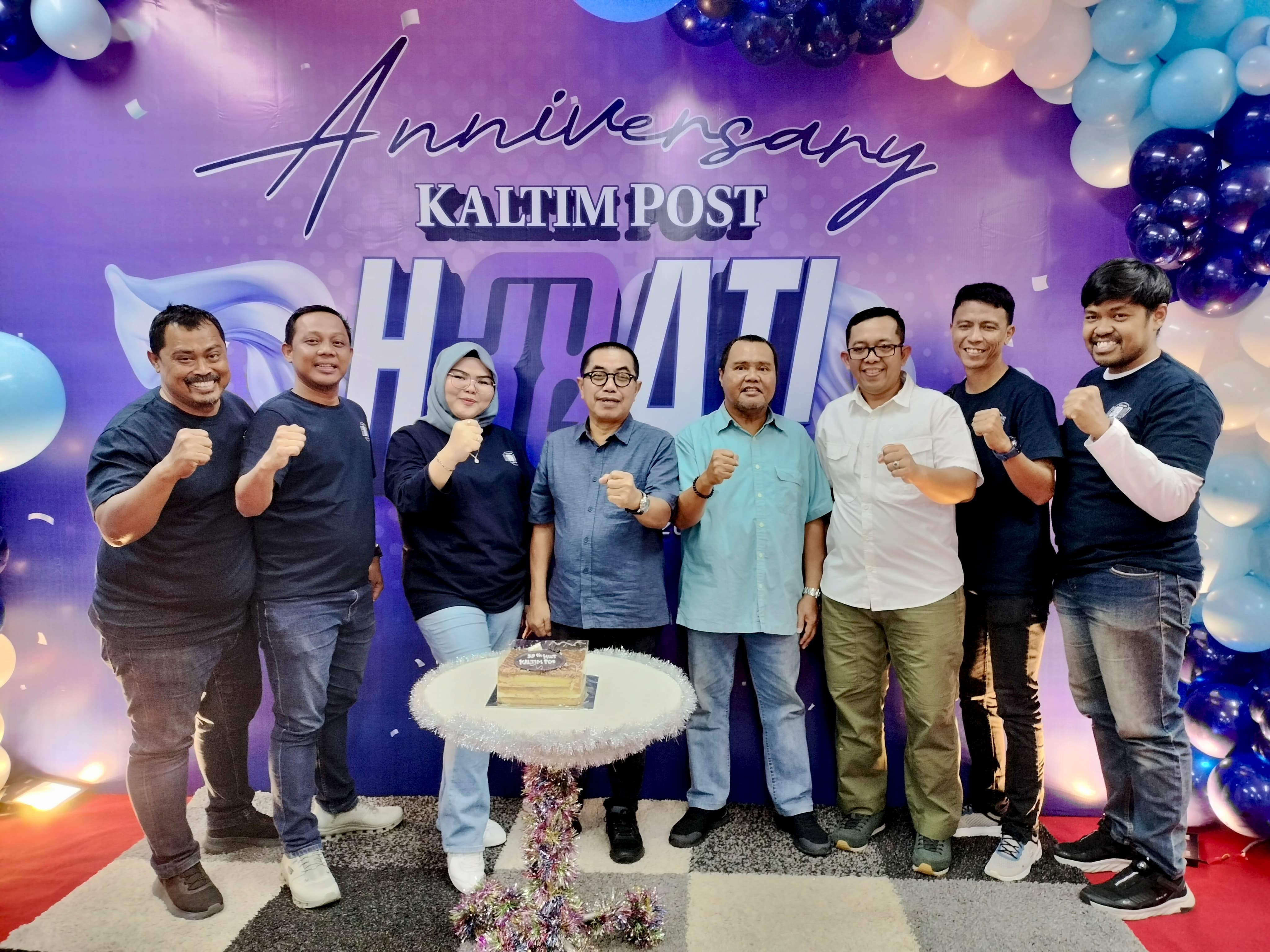 Penulis (tengah) bersama awak redaksi Kaltim Post di Samarinda.