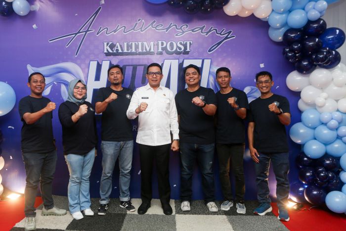 Wali Kota Samarinda, Andi Harun (tengah) hadir dalam perayaan HUT ke-38 Kaltim Post di Kantor Kaltim Post Samarinda, Kompleks Mahakam Square, Senin, 5 Januari 2026. (RAMA/KP)