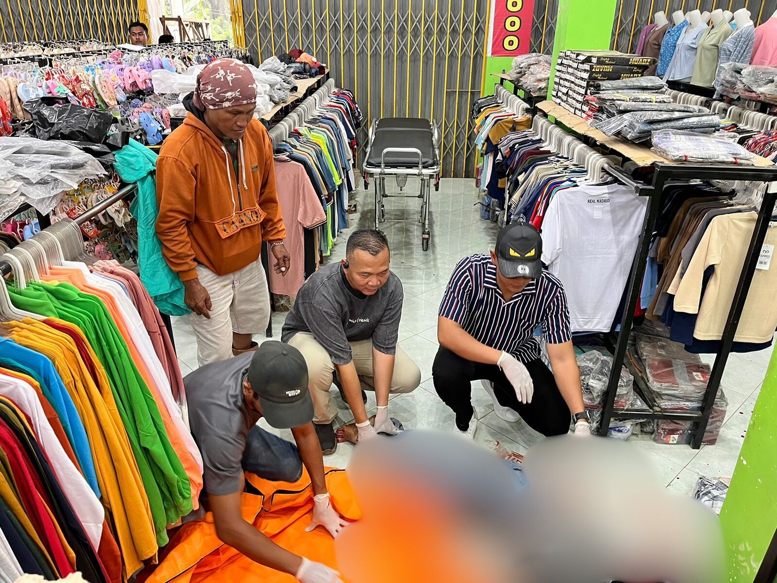 EVAKUASI: Petugas kepolisian mengevakuasi jenazah korban pembunuhan di Desa Wahau Baru, Muara Wahau, Kutai Timur, Minggu (4/1). (Polres Kutim)