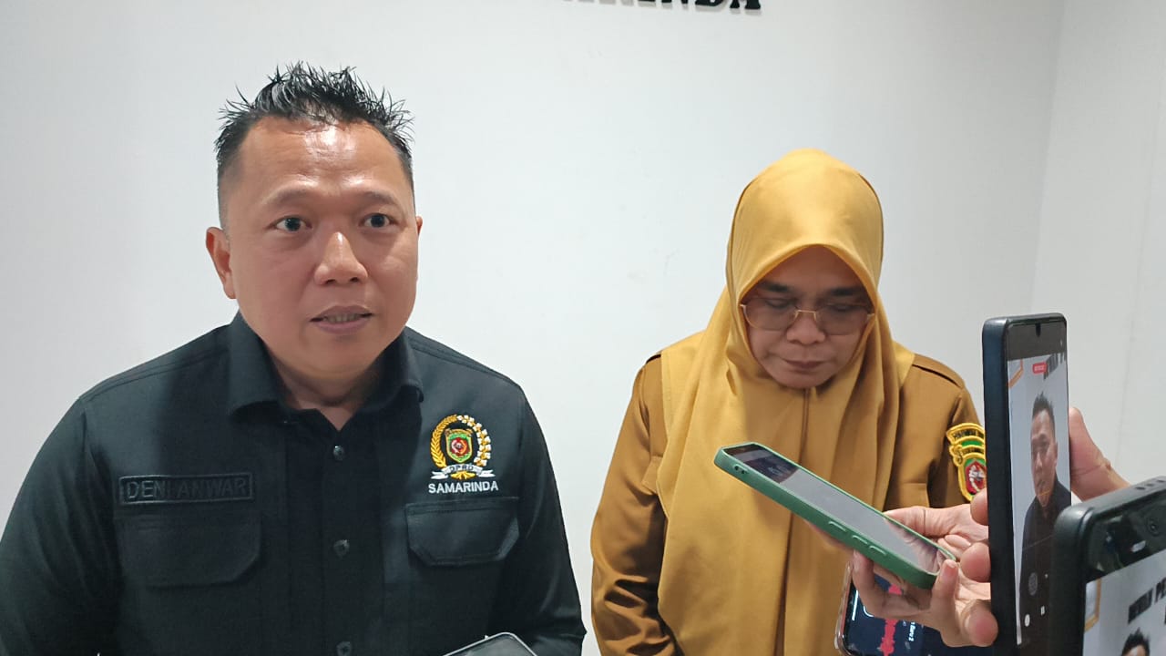 BERI PENJELASAN: Ketua Komisi III DPRD Kota Samarinda Deni Hakim Anwar (kiri) memberi penyampaian setelah RDP. (Hafiz/KP)