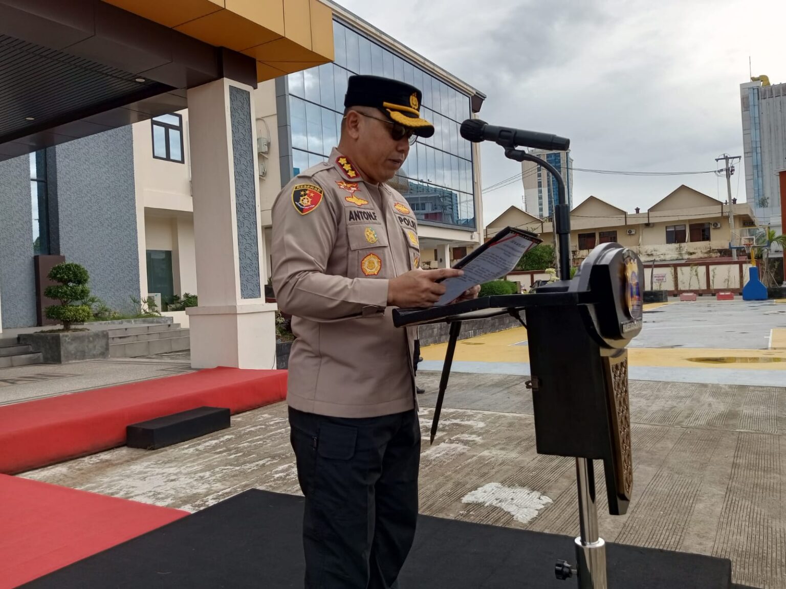 PINDAH TUGAS: Kombes Pol Anton Firmanto memimpin apel pagi terakhir, tongkat komando Kapolresta Balikpapan kini dijabat Kombes Pol Jerrold HY Kumontoy.