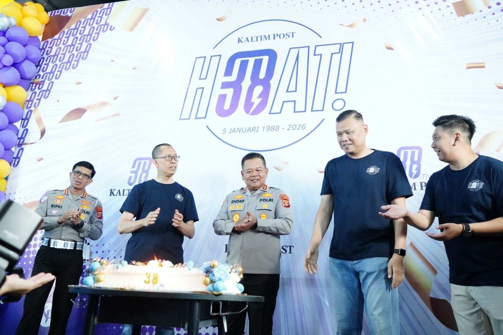 Kapolda Kaltim Irjen Pol Endar Priantoro (tengah) berkunjung ke Gedung Biru Kaltim Post di Balikpapan Utara, Senin (5/1), dalam rangka silaturahmi sekaligus menyampaikan ucapan HUT ke-38 Kaltim Post.