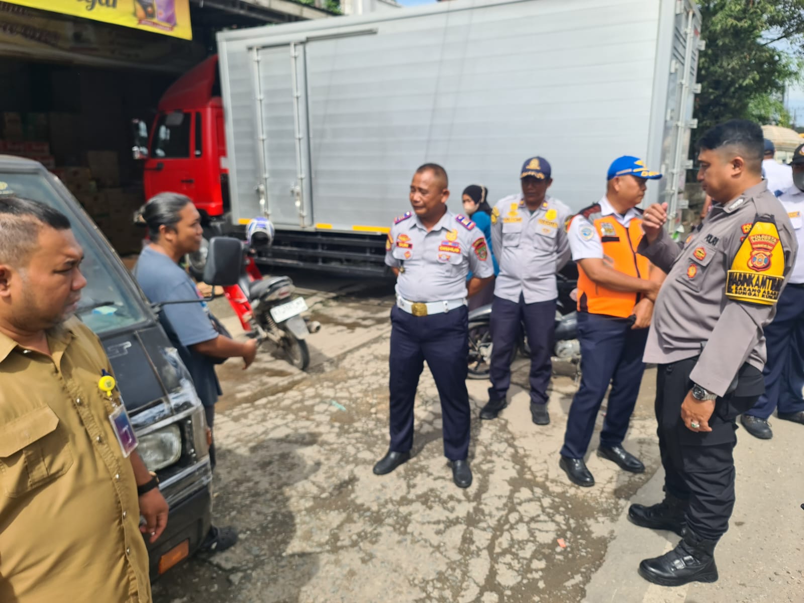 Duri (tengah) memberikan sosialisasi kepada pengusaha di Jalan Ulin, Sungai Kunjang, Samarinda, Senin (5/1).