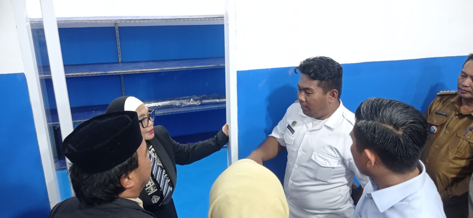 Wali Kota Bontang Neni Moerniaeni meninjau ruangan di dapur MBG 006 Bontang Selatan.