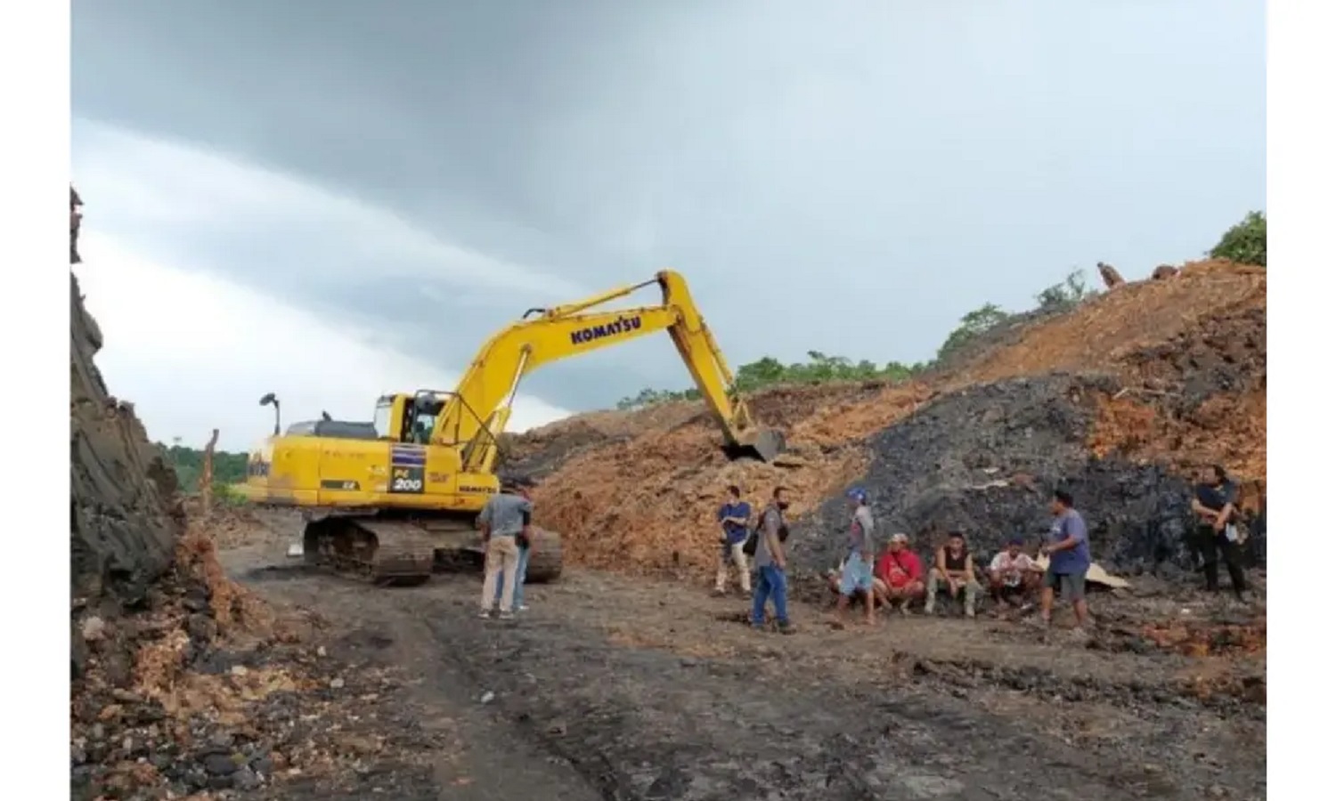 DIAMANKAN: Ekskavator diamankan petugas Gakkum Kemenhut di kawasan penambangan batu bara ilegal di kawasan konservasi Tahura Bukit Soeharto, Kaltim yang masuk administrasi IKN tahun lalu.