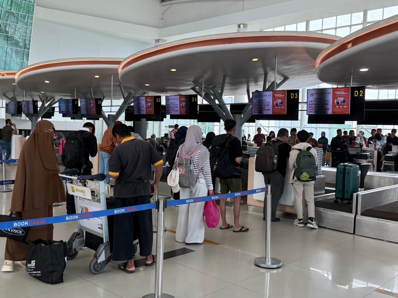 Bandara Sepinggan masih jadi pintu keluar-masuk terbesar di Kaltim. Namun alami penurunan penumpang pada November lalu, turun 4,92 persen.