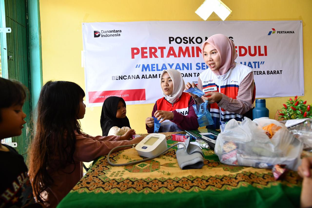 MISI KEMANUSIAAN: Relawan Pertamina memilih meninggalkan kenyamanan dan merayakan malam tahun baru di tengah masyarakat terdampak bencana di wilayah Aceh, Sumatra Utara, dan Sumatra Barat.