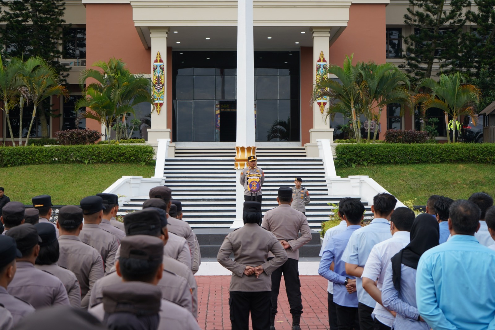 APEL: Apel pagi dipimpin Kapolda Kaltim Irjen Pol Endar Priantoro meminta personel tingkatkan pelayanan pada masyarakat.