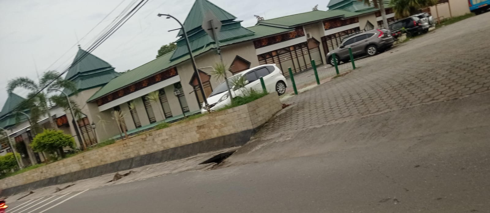 KEBUTUHAN: Rencana lokasi pembangunan stasiun pengisian daya baterai untuk smartphone pengendara ojol menjadi perhatian Pemkot Bontang. FOTO: ADIEL KUNDHARA/KP