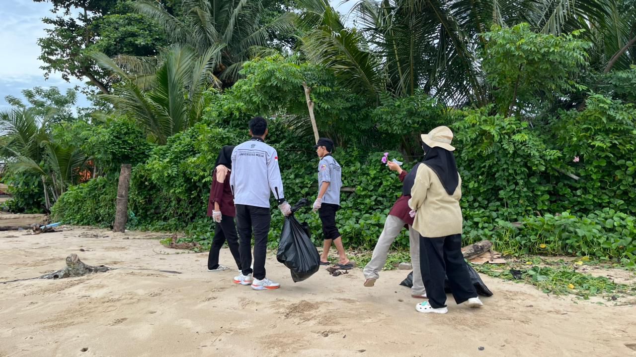 PEDULI LINGKUNGAN:  Aksi bersih Pantai Seraya dilaksanakan sebagai agenda perdana kepengurusan baru Himpunan Mahasiswa Manajemen Universitas Mulia.
