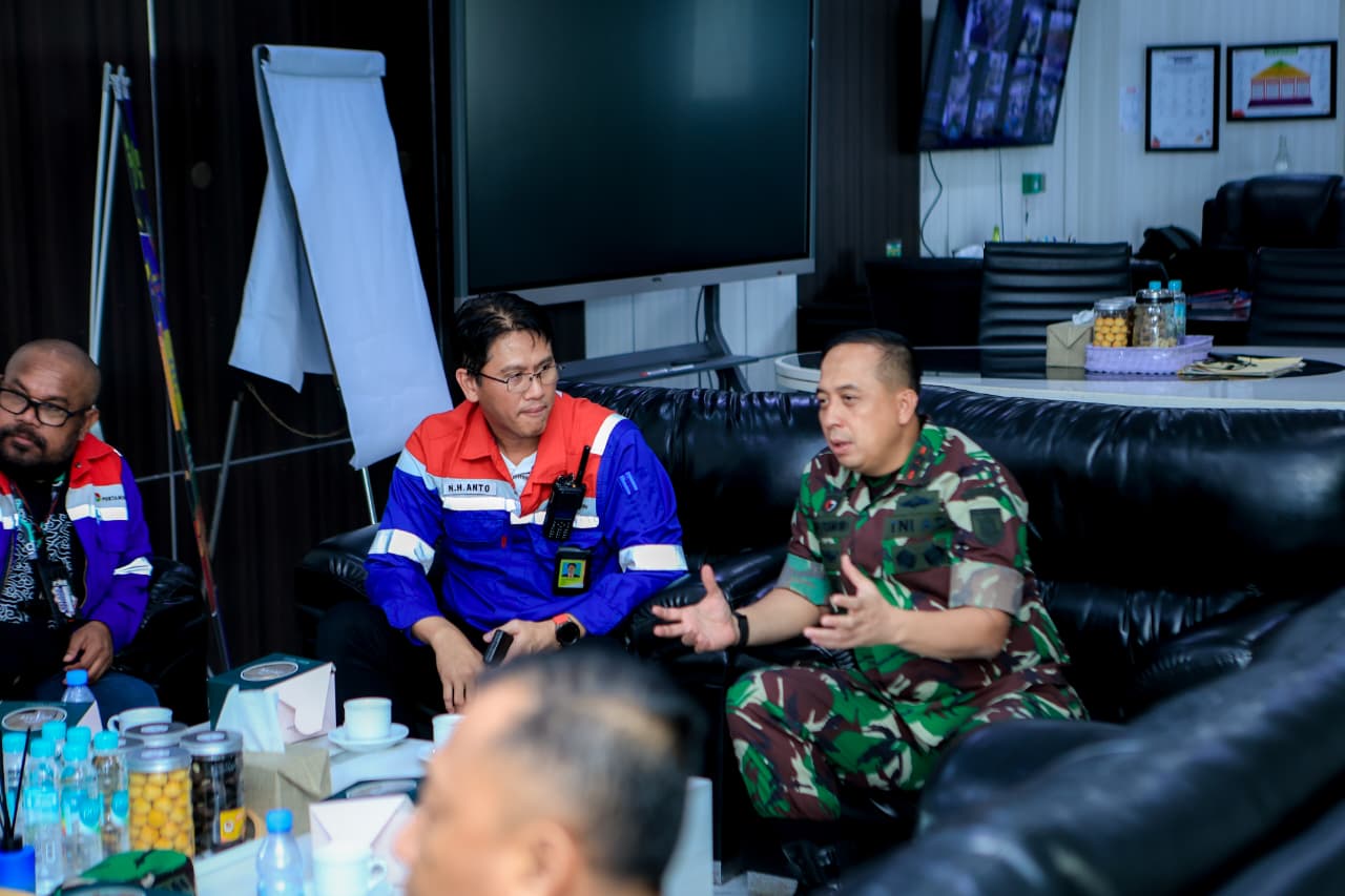 SUASANA AKRAB: Audiensi Pangdam VI/Mulawarman Mayjen TNI Krido Pramono dengan jajaran Pertamina RU V Balikpapan berlangsung dalam suasana akrab dan konstruktif.
