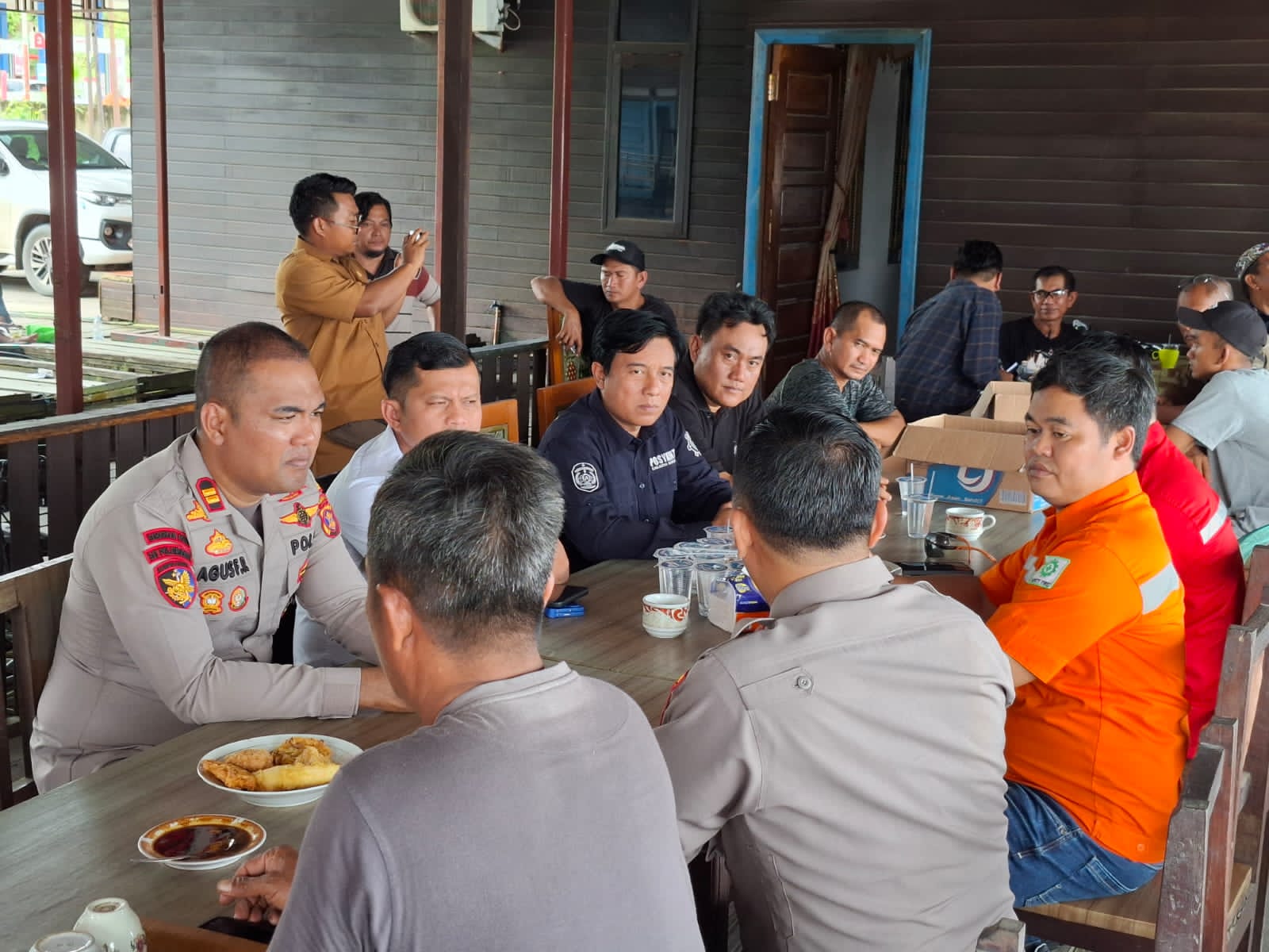 Polisi bersama perwakilan perusahaan dan warga sepakat melakukan pengecekan langsung kerusakan keramba ikan di bantaran Sungai Mahakam, Desa Loa Kulu Kota, Kukar.  &nbsp;   &nbsp;