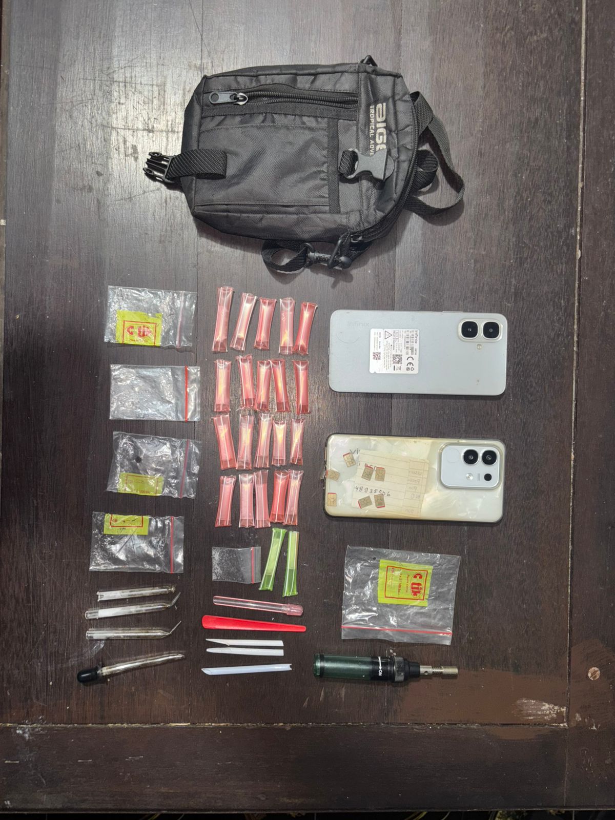 Barang bukti sabu siap edar beserta perlengkapan peredaran yang diamankan polisi di Desa Long Beleh Haloq, Kecamatan Kembang Janggut, Kukar, Minggu (4/1/2026).  &nbsp;&nbsp;  &nbsp;