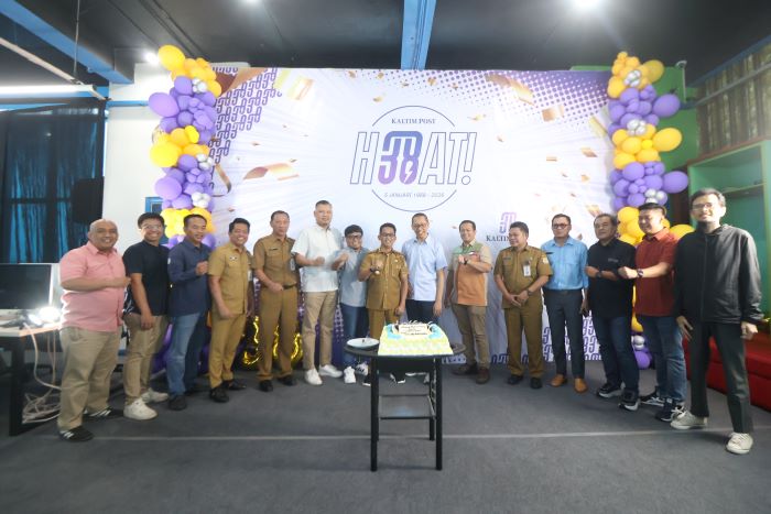 Wali Kota Balikpapan Rahmad Mas&rsquo;ud membawa kue ulang tahun saat bertandang ke Gedung Biru Kaltim Post, Selasa (6/1), sebagai bentuk apresiasi dan kemitraan Pemkot Balikpapan dengan Kaltim Post.