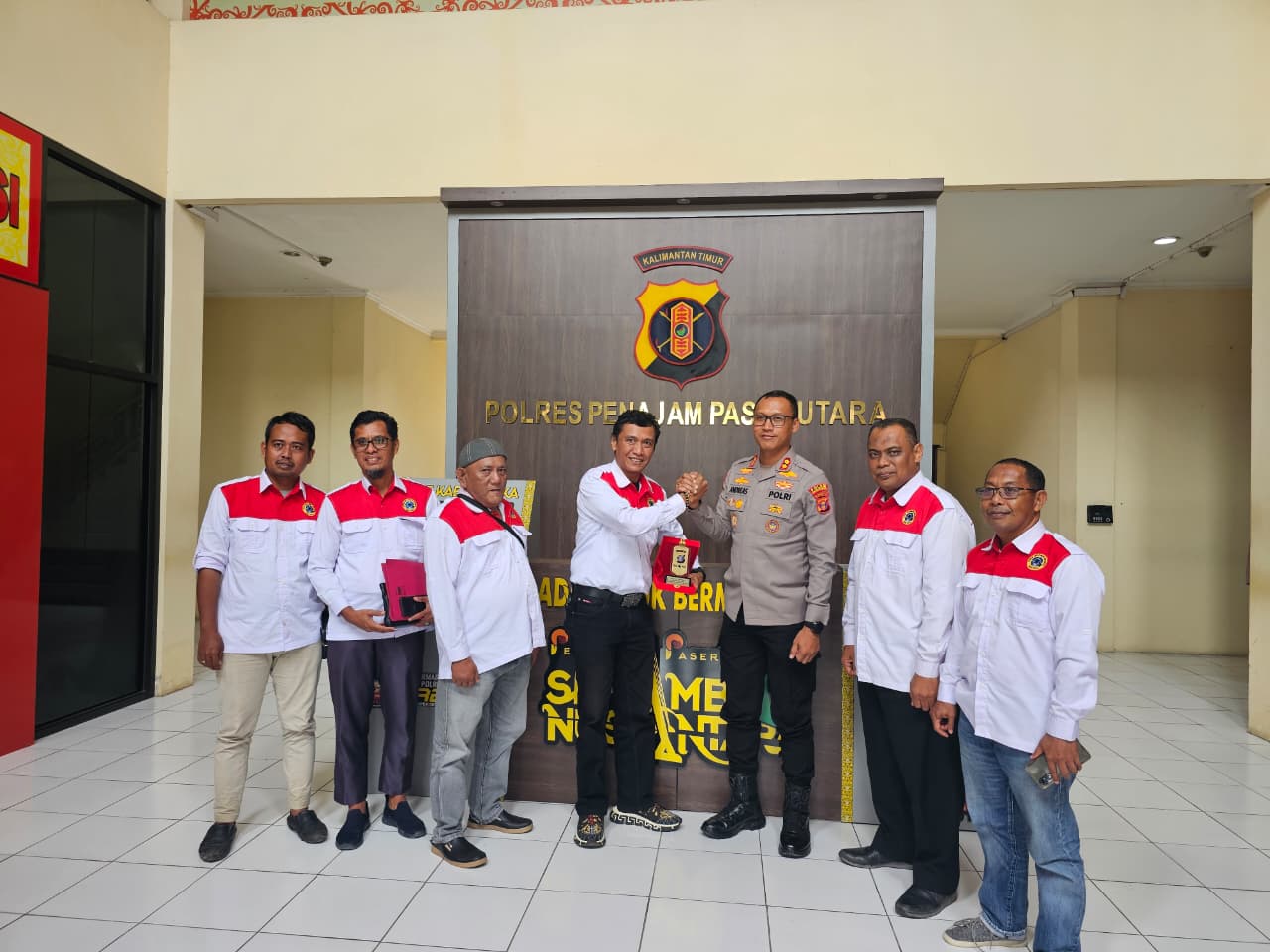CENDERAMATA: Kapolres PPU, AKBP Andreas Alek Danantara memberikan cenderamata kepada Ketua DPC LAKI PPU, Andi Nurhakim.
