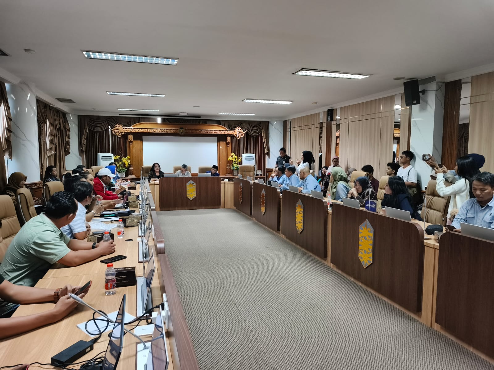 MEDIASI: Rapat mediasi antara karyawan dan manajemen PT PAMA site KPC terkait persoalan ketenagakerjaan yang difasilitasi Pemerintah Kabupaten Kutai Timur, Kamis (13/11/2025).