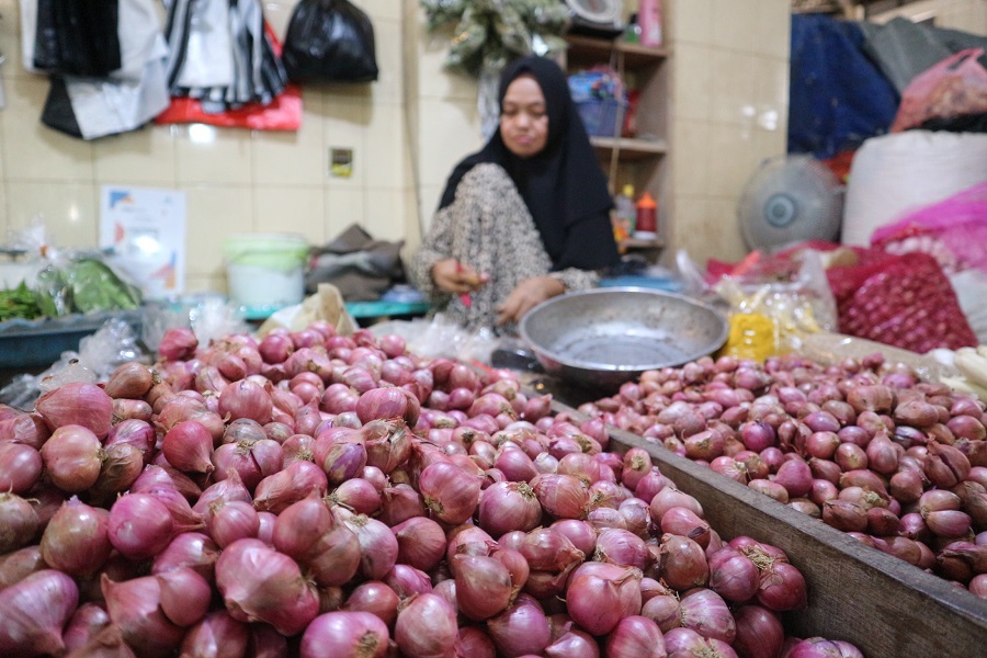 CUACA: Kenaikan harga cabai rawit dan bawang merah yang disebabkan minimnya pasokan dari luar daerah seperti Jawa dan Sulawesi memberi tekanan inflasi.