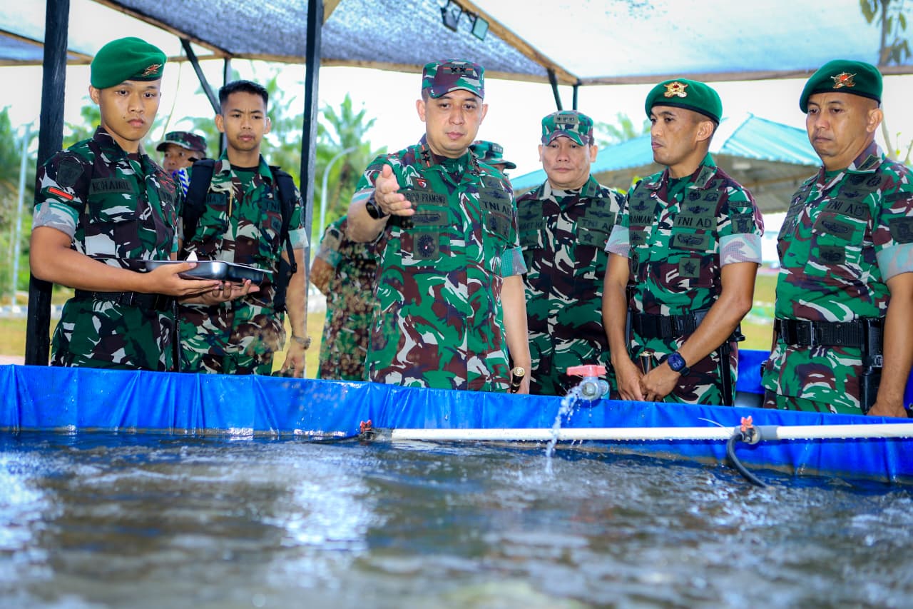 PROGRAM: Pangdam VI/Mulawarman Mayor Jenderal TNI Krido Pramono saat meninjau program kemandirian pangan yang dimiliki Yonif TP 826/Benua Taka Bekerai, Senin (5/1).