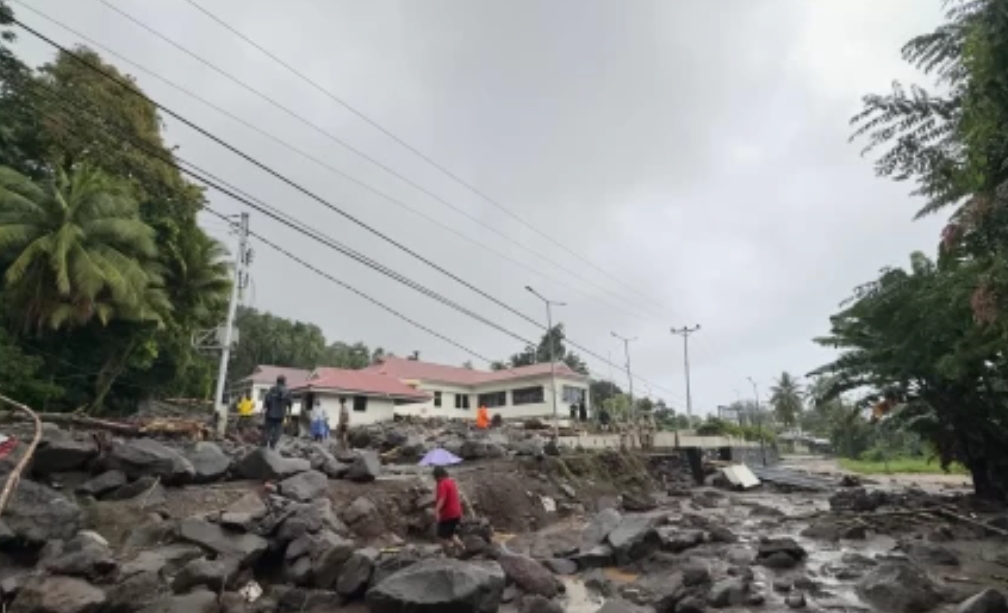 Material batu dan lumpur sisa banjir bandang yang merusak permukiman di Kabupaten Kepulauan Sitaro, Sulawesi Utara, Senin (5/1/2026). (Foto BPBD)