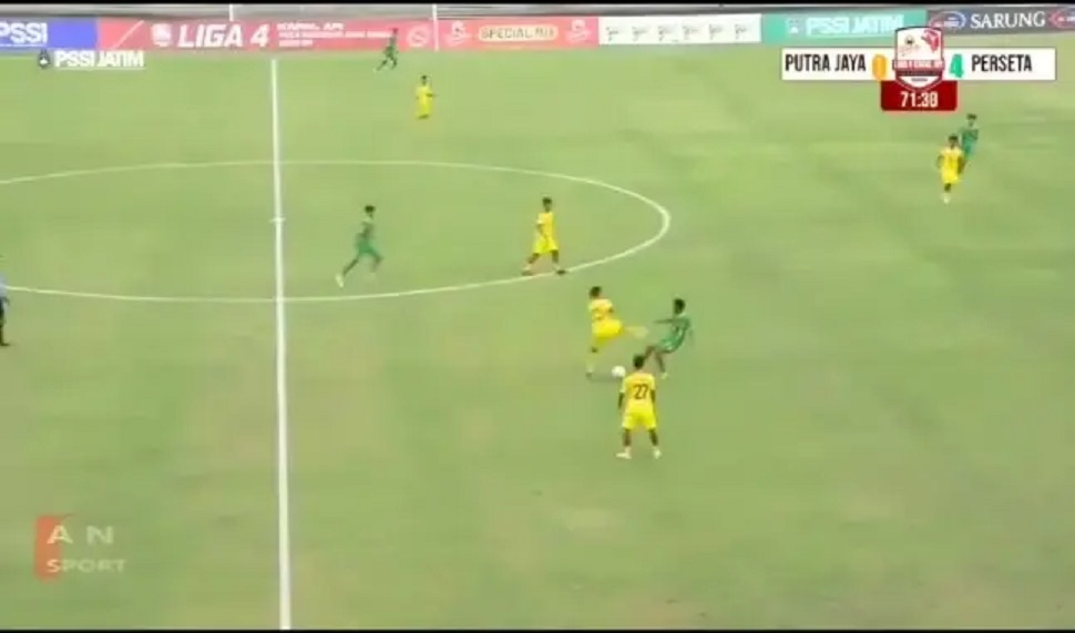 LAGA: PS Putra Jaya Pasuruan melawan Perseta 1970 Tulungagung yang berlaga di Liga 4 Jatim, di Stadion Bangkalan, Madura.