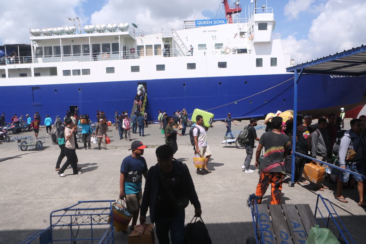 MELAMBAT: Aktivitas angkutan laut alami perlambatan, tercatat hanya 36.623 orang atau turun 7,63 persen pada November. (RAMA/KP)