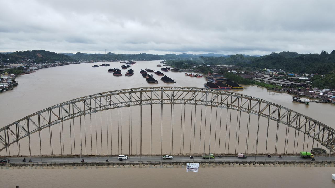 Dorongan pelibatan BUMD dalam tata kelola sungai, khususnya aktivitas pengolongan jembatan di Sungai Mahakam dianggap bukan solusi dari sejumlah insiden yang telah terjadi. (RAMA SIHOTANG/KP)