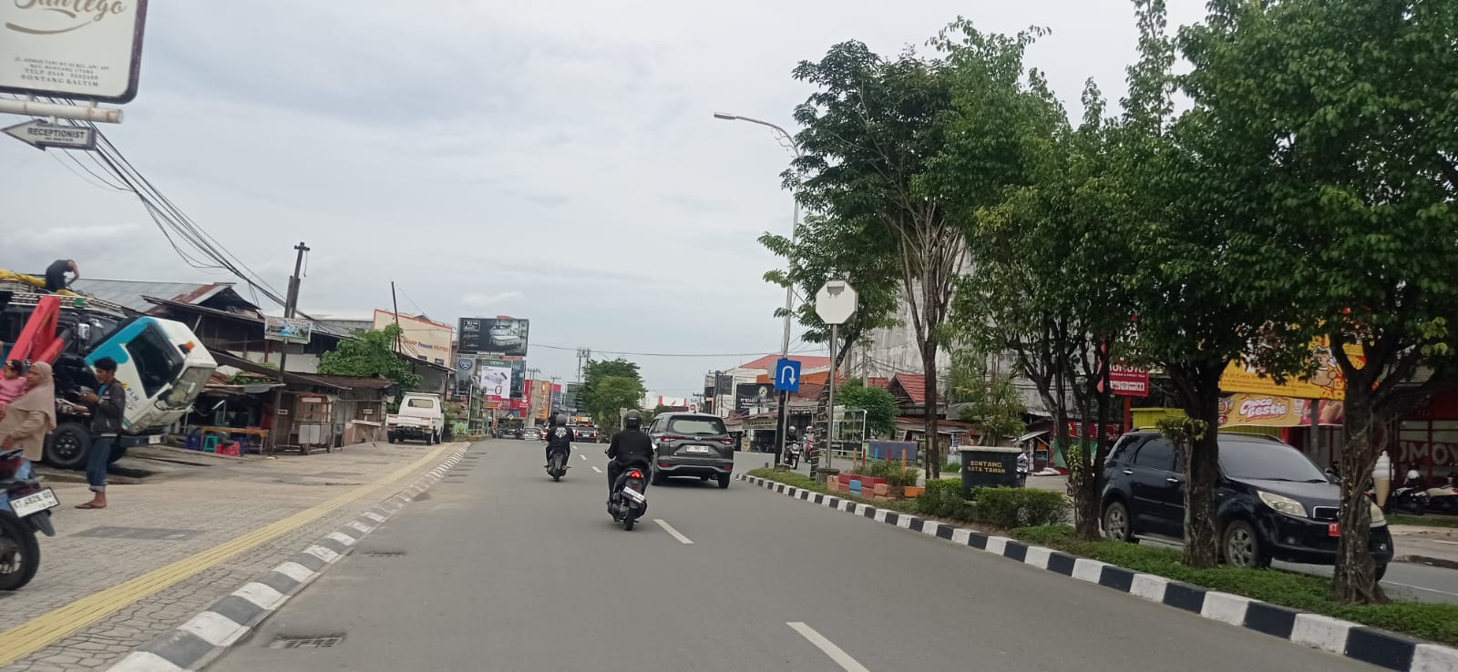 PERLU PENGAWASAN: Sejumlah kendaraan yang parkir di kawasan pedestrian tidak diperkenankan oleh Pemkot Bontang.