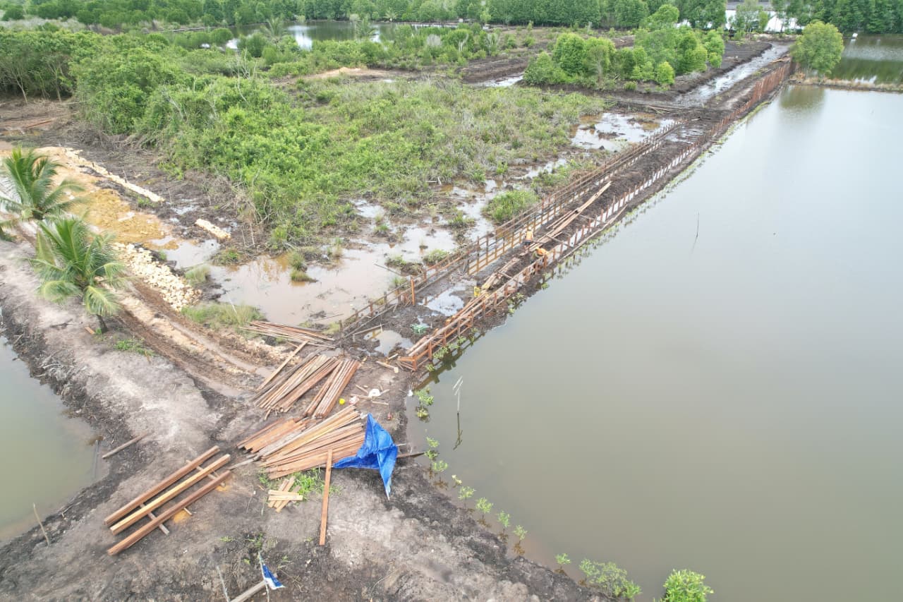 JADI SOROTAN: Pembangunan jaringan irigasi tambak yang diduga merupakan proyek Pemkab Kutim di TNK, Desa Martadinata, Kecamatan Teluk Pandan.