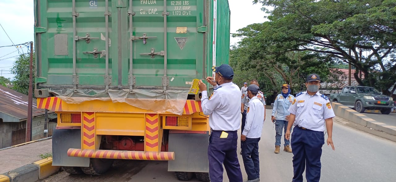 TINDAK TEGAS: Petugas Dishub Samarinda menindak tegas truk kontainer yang parkir di bahu jalan di Kecamatan Palaran, Selasa (6/1). HAFIZ/KP