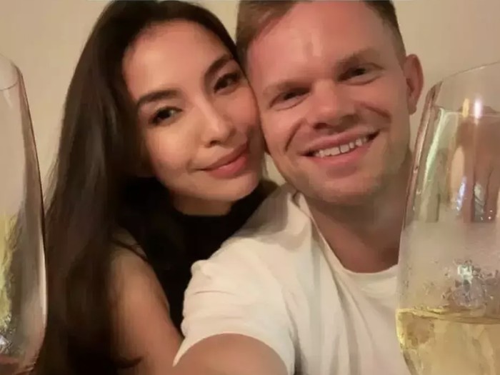 Manohara dan Kristian Hansen.
