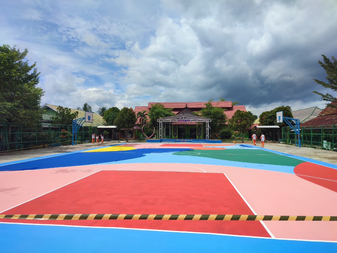 Lapangan basket di Kabupaten Paser pada 2026 ini dibangun di SD dan SMP.  &nbsp;