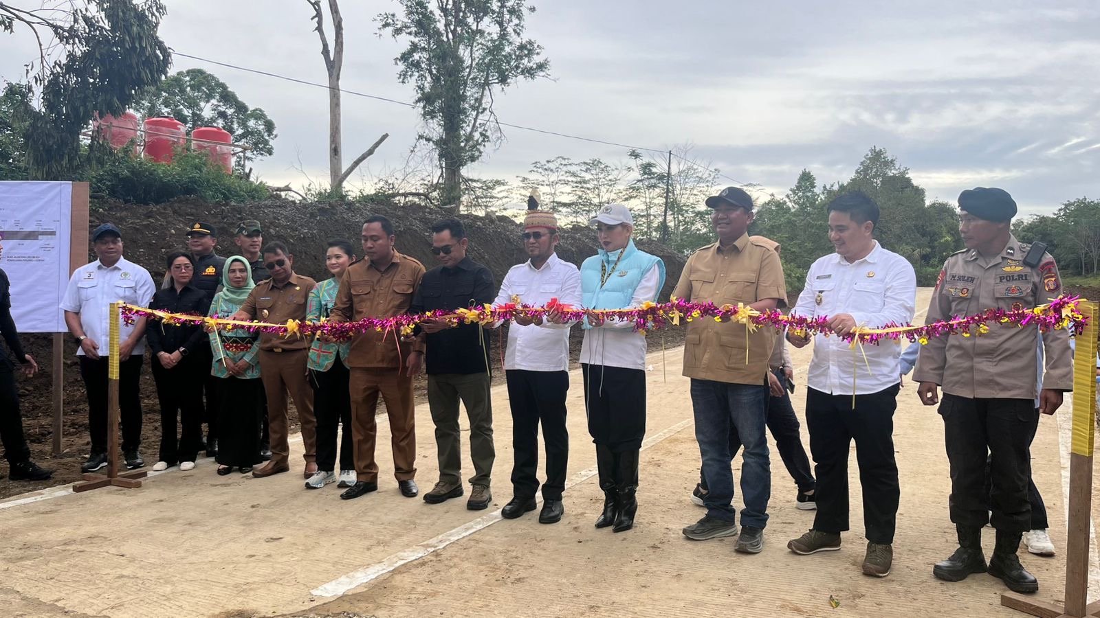 Gubernur Kalimantan Timur, Rudy Mas&rsquo;ud, didampingi Bupati Kutai Barat, Frederick Edwin, saat meresmikan jalan Tering&ndash;Ujoh Bilang yang menghubungkan Kabupaten Kutai Barat dan Kabupaten Mahakam Ulu.