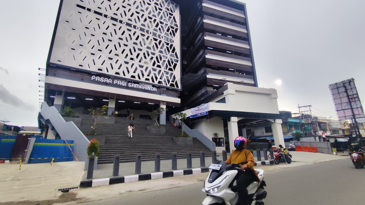 MULAI: Aktvitas jual beli di Pasar Pagi Samarinda, sudah dimulai, meski belum diadakan seremonial persemian, Rabu (7/1).
