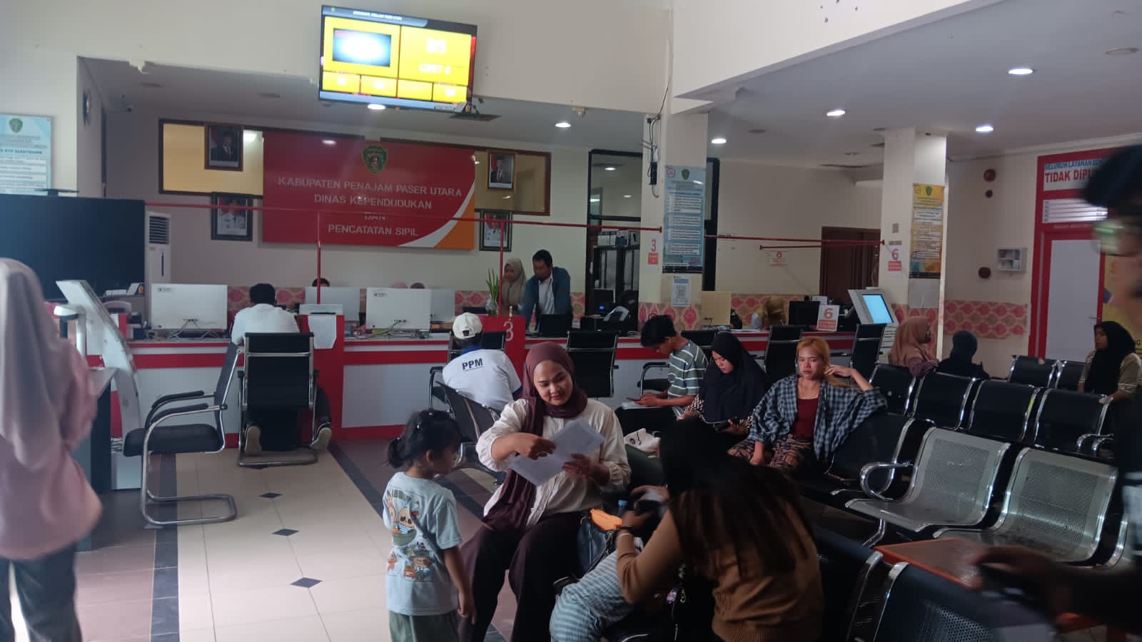 Warga mengurus keperluan di Kantor Disdukcapil PPU