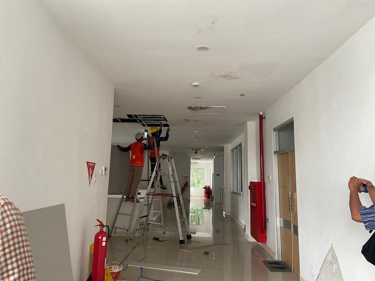 PERBAIKAN: Kondisi plafon yang rusak di RSUD Aji Muhammad Salehuddin II (AMS II) Samarinda. (FOTO NASYA/KP)