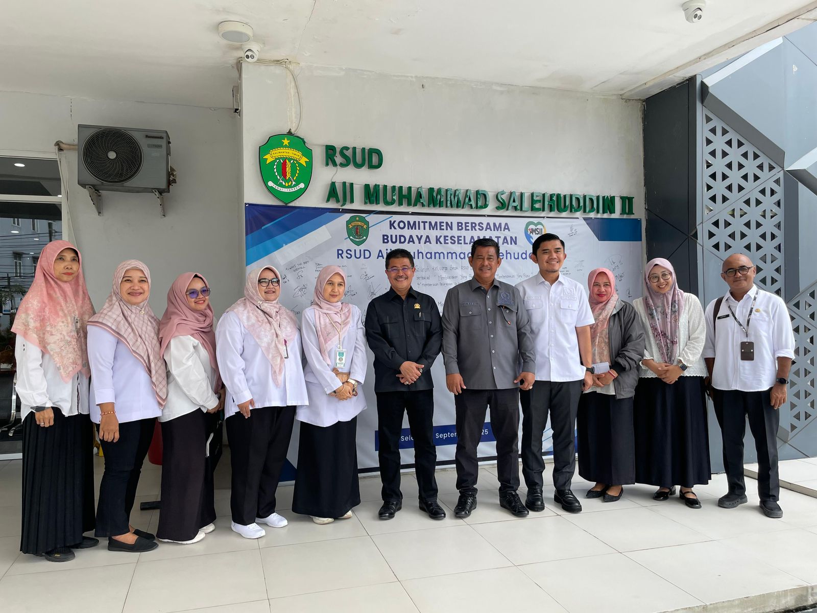 Anggota Komisi IV DPRD Kaltim H. Baba (kelima kanan) dan perwakilan Dinkes Kaltim saat kunjungan lapangan ke RSUD AMS II.