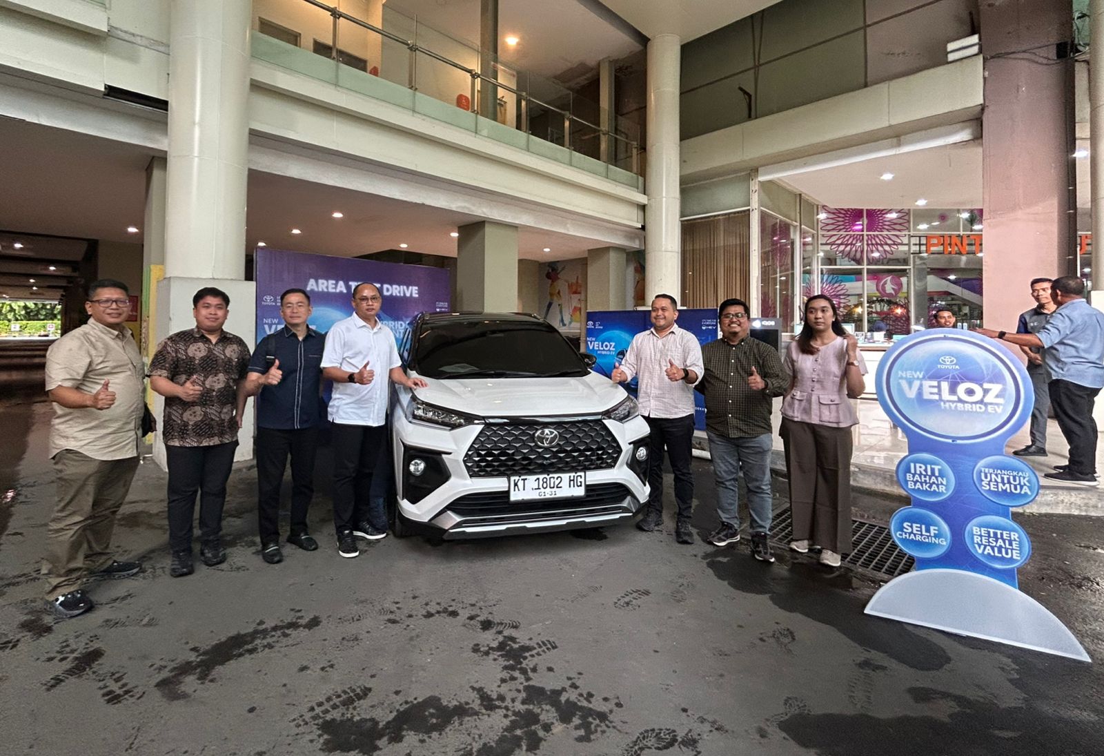 PRIMADONA: Toyota Veloz selama ini merupakan primadona di segmen Low MPV Kalimantan Timur dengan market share mencapai 67 persen. Kehadiran versi Hybrid memperkuat posisi tersebut.