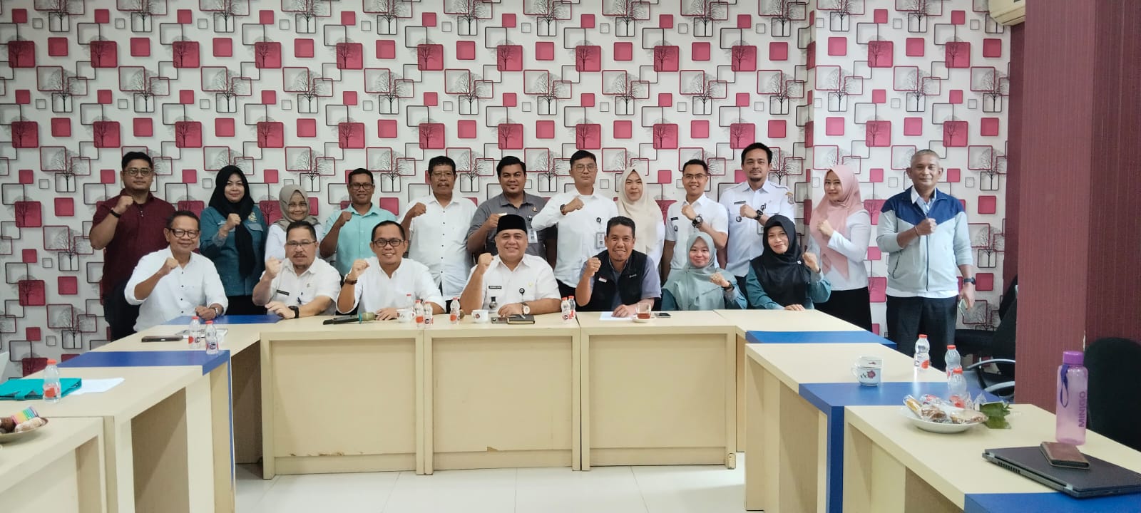 SINERGI: Camat Balikpapan Selatan Muhammad Hakim (tengah, duduk) foto bersama jajarannya dan panitia Pesta Rakyat HUT Kota Balikpapan usai rapat koordinasi, Rabu (7/1).
