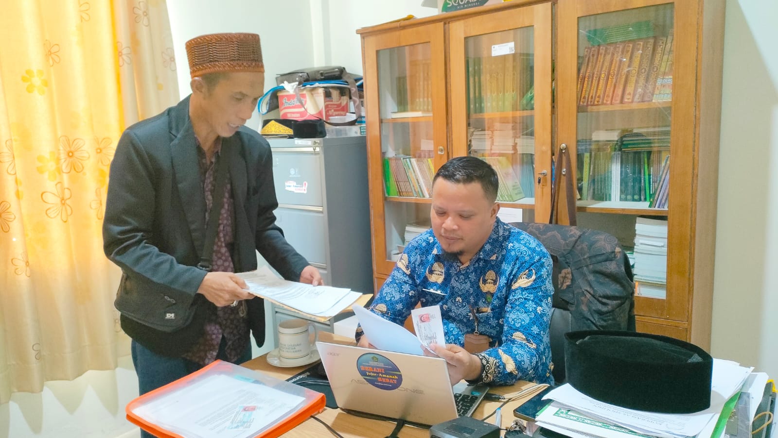 MENGADU: Paul Amka (kiri) saat mengadukan persoalannya ke pengurus DMI PPU.