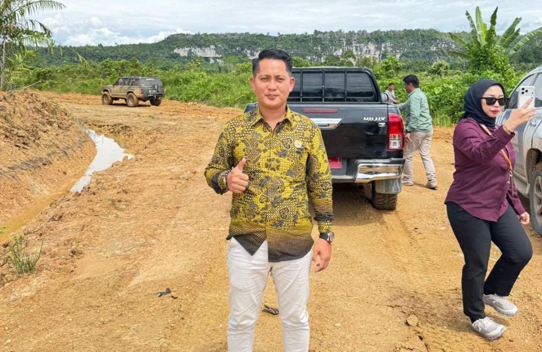 Ketua Komisi II DPRD Mahulu Gohen Merang Sapulete saat ikut peninjauan jalan menuju objek wisata batu dinding oleh rombongan Pemprov Kaltim, Rabu (7/1).