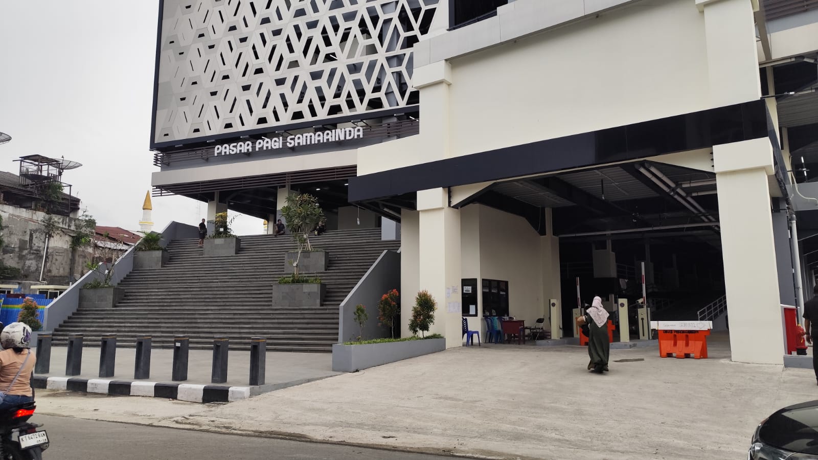 PECAH JALUR: Jalan Jendral Sudirman akan menjadi akses masuk kendaraan roda dua menuju area parkir gedung Pasar Pagi Samarinda.