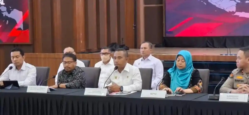 Juru Bicara Densus 88 Antiteror Polri Kombes Mayndra Eka Wardhana (tengah) menyampaikan temuan anak-anak yang terpapar ideologi ekstrem neo-Nazi.