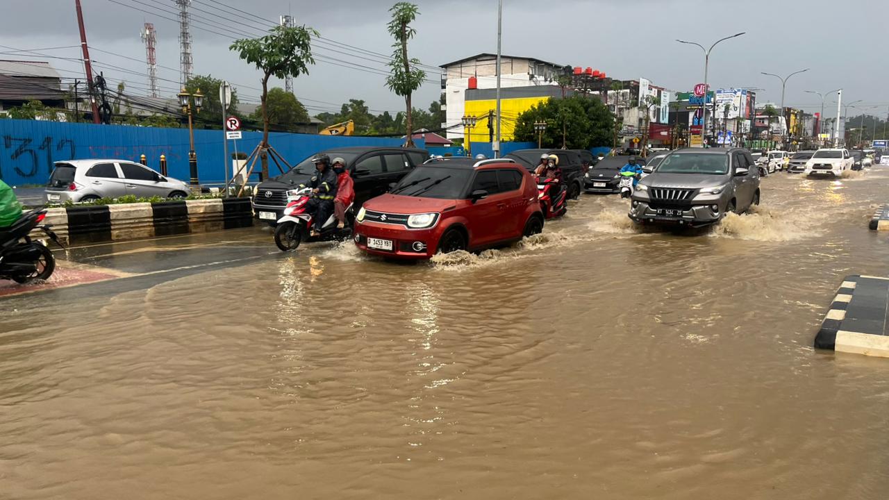 Jalan MT Haryono Balikpapan yang tergenang setelah hujan deras, Rabu (7/1/2026). (Foto: Anggi/Kaltim Post)