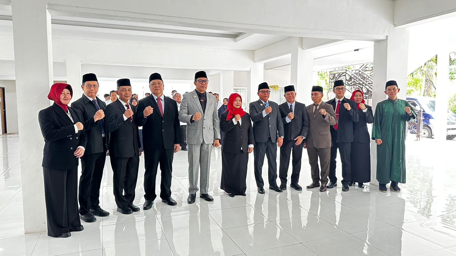 PENGAWASAN: Rita Damayanti (tengah, hijab merah) bersama Andi Harun usai pelantikan di Gedung PKK Samarinda, Rabu (7/1).